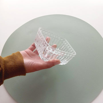 Coppetta di vetro per monoporzioni, trasparente, retta da una mano